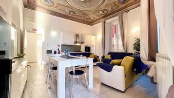 Appartamento Luxury, balcone, vista mare | Area soggiorno | TV a schermo piatto 32 pollici con canali digitali, TV