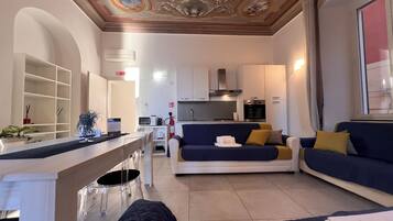 Condo superluxo, sacada, vista para o mar | Área de estar | TV de tela plana 32 polegadas com canais digitais, TV