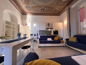 Condo superluxo, sacada, vista para o mar | Área de estar | TV de tela plana 32 polegadas com canais digitais, TV