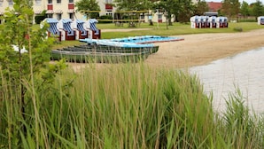 A riverside area with boats and a row of houses. - Appartement im Wangerland Resort, All Inclusive (Wangerland)