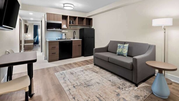 Living area - Latitude Suites Tinton Falls Eatontown Bw Premier (Tinton Falls)