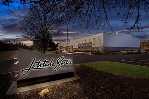 On peut voir une enseigne d’hôtel indiquant « Latitude Suites » et « Tinton Falls ».