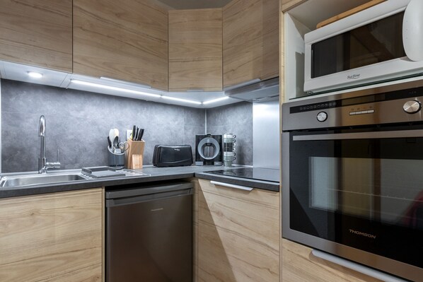 Fridge, microwave, oven, coffee/tea maker