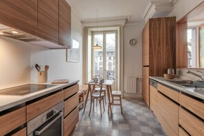 Fridge, oven, dishwasher, coffee/tea maker