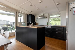 Kylskåp, mikrovågsugn, ugn och spishäll