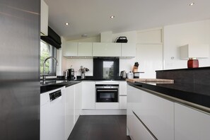 Een koelkast, een microgolfoven, een oven, een kookplaat