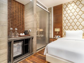 Minibar, desk, laptop workspace, blackout drapes - Sarovar Premiere Srinagar (Srinagar)