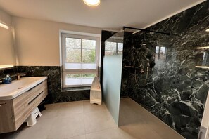 Dusche, Haartrockner, Handtücher