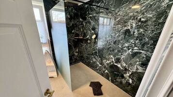 Dusche, Haartrockner, Handtücher