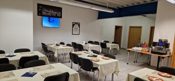 Se ofrece un desayuno bufé (10 EUR por persona)