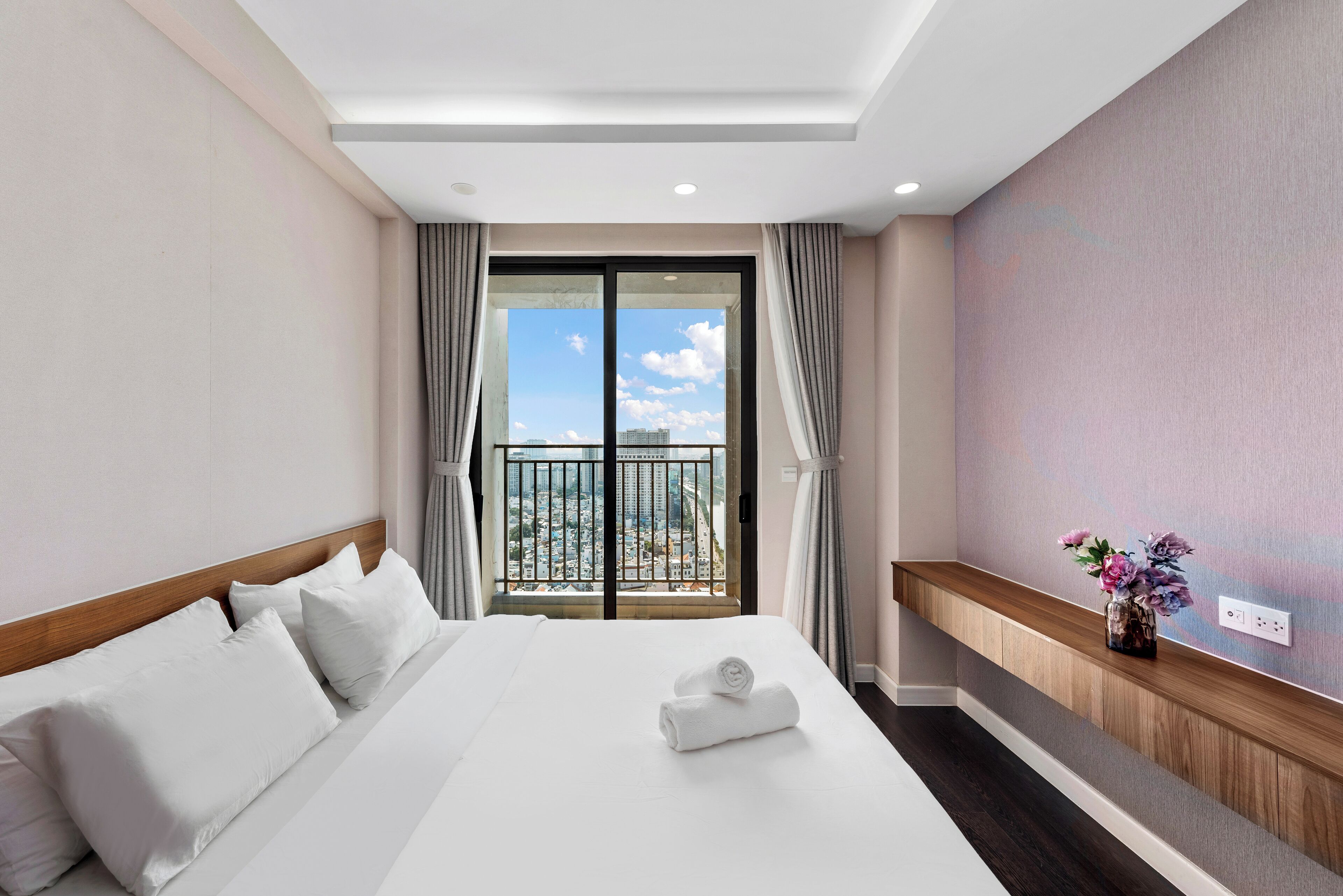 Luksusleilighet, 2 soverom, byutsikt | Allergitestet sengetøy, skrivebord for bærbar PC og strykejern/-brett