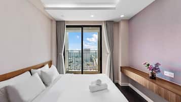 Luksusleilighet, 2 soverom, byutsikt | Allergitestet sengetøy, skrivebord for bærbar PC og strykejern/-brett