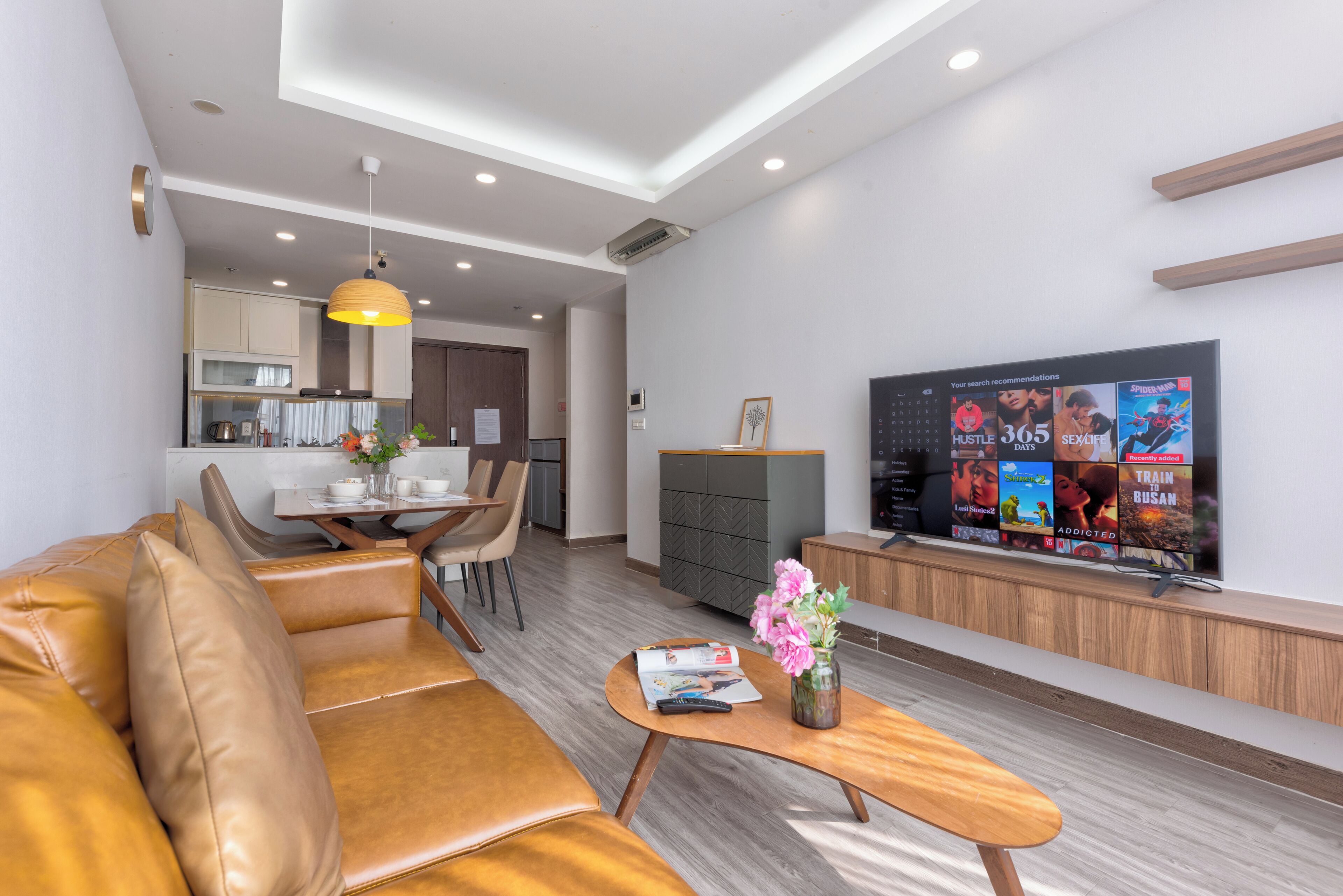 Apartamento superluxo, 2 quartos, vista para a cidade | Área de estar | Smart TV 32 polegadas com canais a cabo