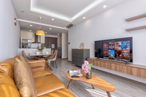 ลักซ์ชัวรี่อพาร์ทเมนท์, 2 ห้องนอน, วิวเมือง | บริเวณนั่งเล่น | สมาร์ททีวี 32 นิ้ว พร้อมช่องเคเบิล