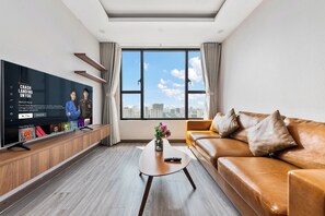 ลักซ์ชัวรี่อพาร์ทเมนท์, 2 ห้องนอน, วิวเมือง | บริเวณนั่งเล่น | สมาร์ททีวี 32 นิ้ว พร้อมช่องเคเบิล