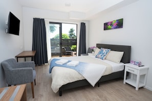Studio - Disability Access, Park View | Desk, laptop workspace, soundproofing, iron/ironing board - Yates Park Motel (Auckland)