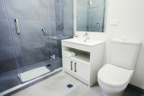 Shower, free toiletries, hair dryer, towels - Yates Park Motel (Auckland)