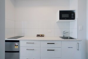 Fridge, microwave, stovetop, toaster - Yates Park Motel (Auckland)