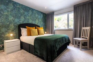 5 عدّة غرف نوم ومكواة/لوح كي وواي فاي وملاءات أسرّة