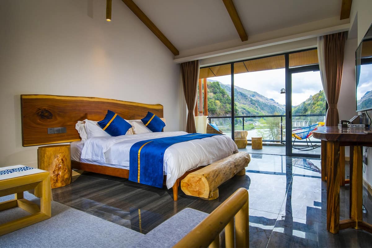 Deluxe Double Room, Lake View | Living area | Toys