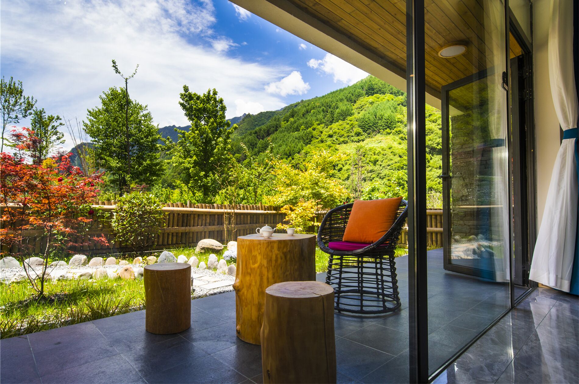 Comfort tvåbäddsrum - utsikt mot trädgården | Terrass/Patio