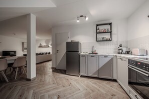 Geladeira, micro-ondas, fogão, cooktop