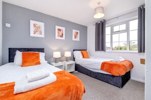 3 chambres, fer et planche à repasser, Wi-Fi, draps fournis