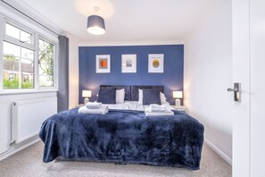 3 bedrooms, iron/ironing board, WiFi, bed sheets - Sleeps 5 - Perfect for Contractors & Professionals (Peterborough)