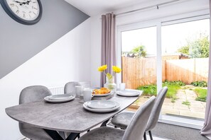 Dining - Sleeps 5 - Perfect for Contractors & Professionals (Peterborough)