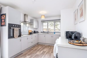 Fridge, microwave, oven, stovetop - Sleeps 5 - Perfect for Contractors & Professionals (Peterborough)