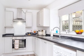 Fridge, microwave, oven, stovetop - Stone cottage - In the Heart of Stamford (Stamford)