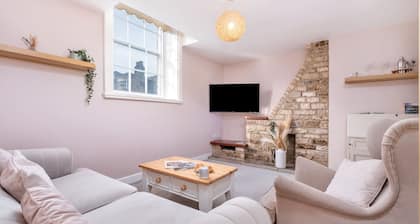 Stone cottage - In the Heart of Stamford