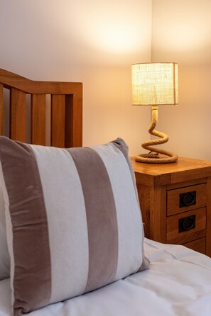 3 bedrooms, iron/ironing board, free WiFi, bed sheets - Stone cottage - In the Heart of Stamford (Stamford)
