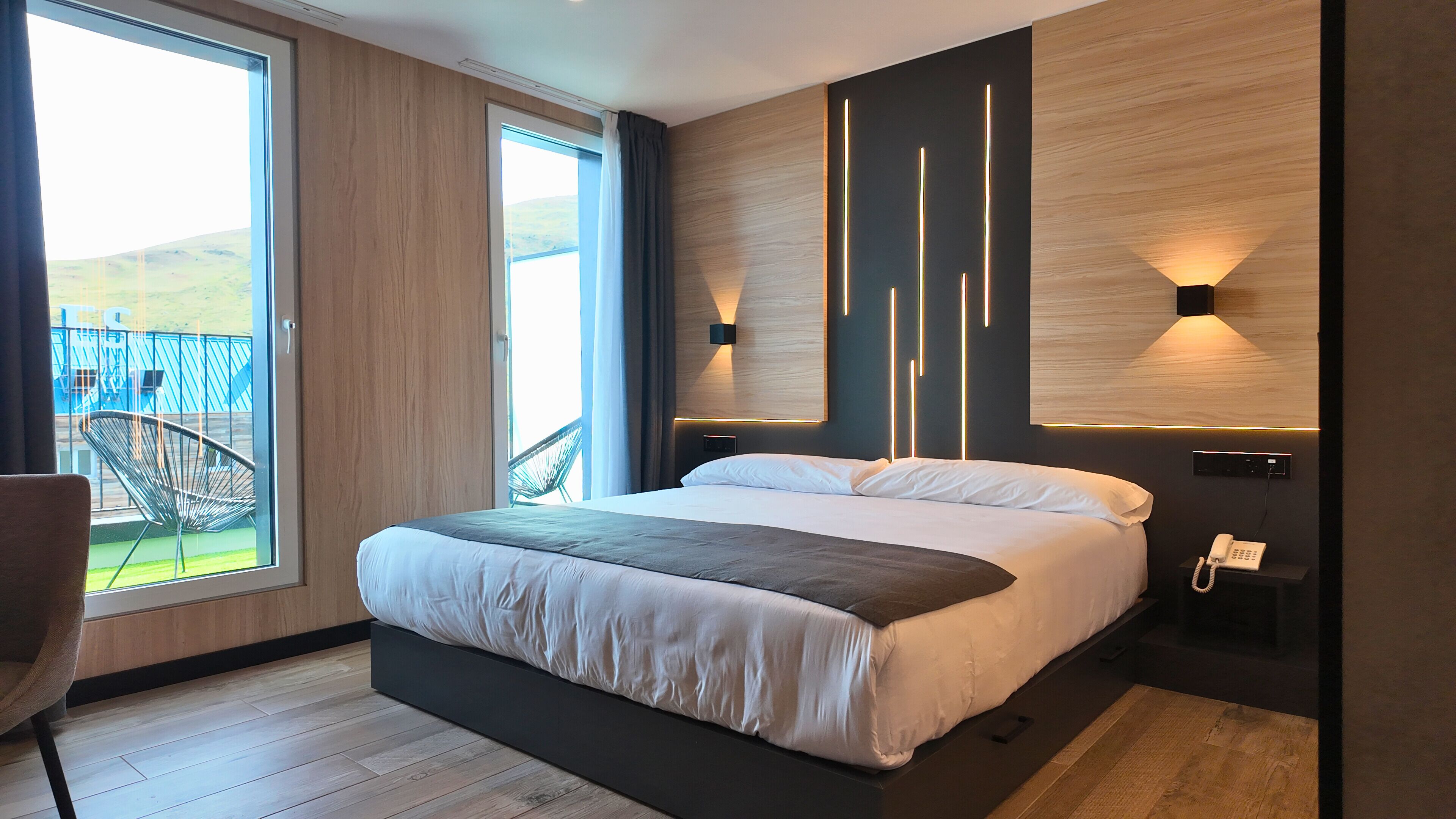 Superior tweepersoonskamer | Select Comfort-bedden, een bureau, een laptopwerkplek