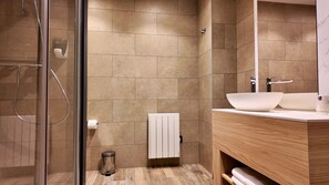 Een douche, gratis toiletartikelen, een haardroger, badjassen