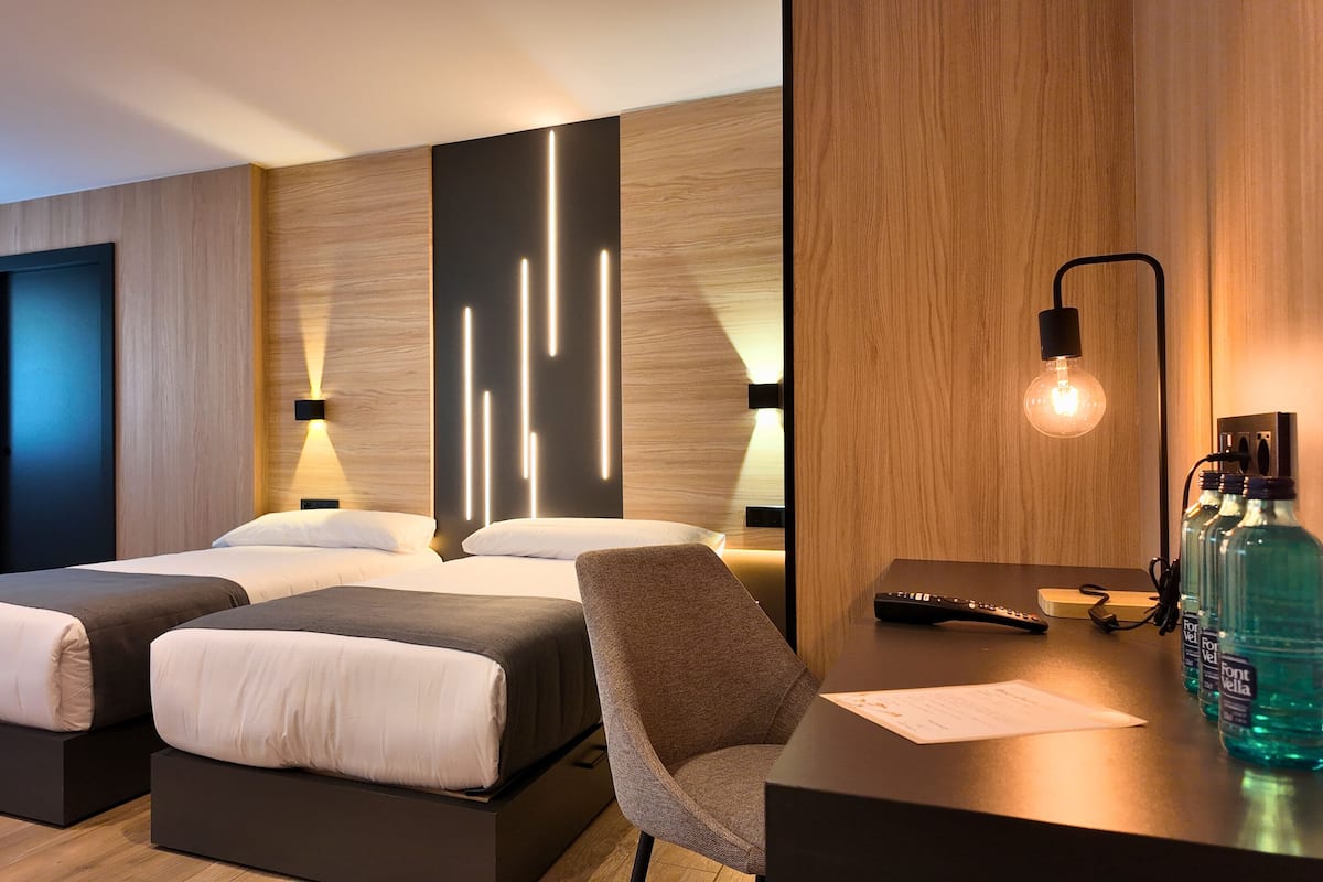 Familiekamer | Select Comfort-bedden, een bureau, een laptopwerkplek