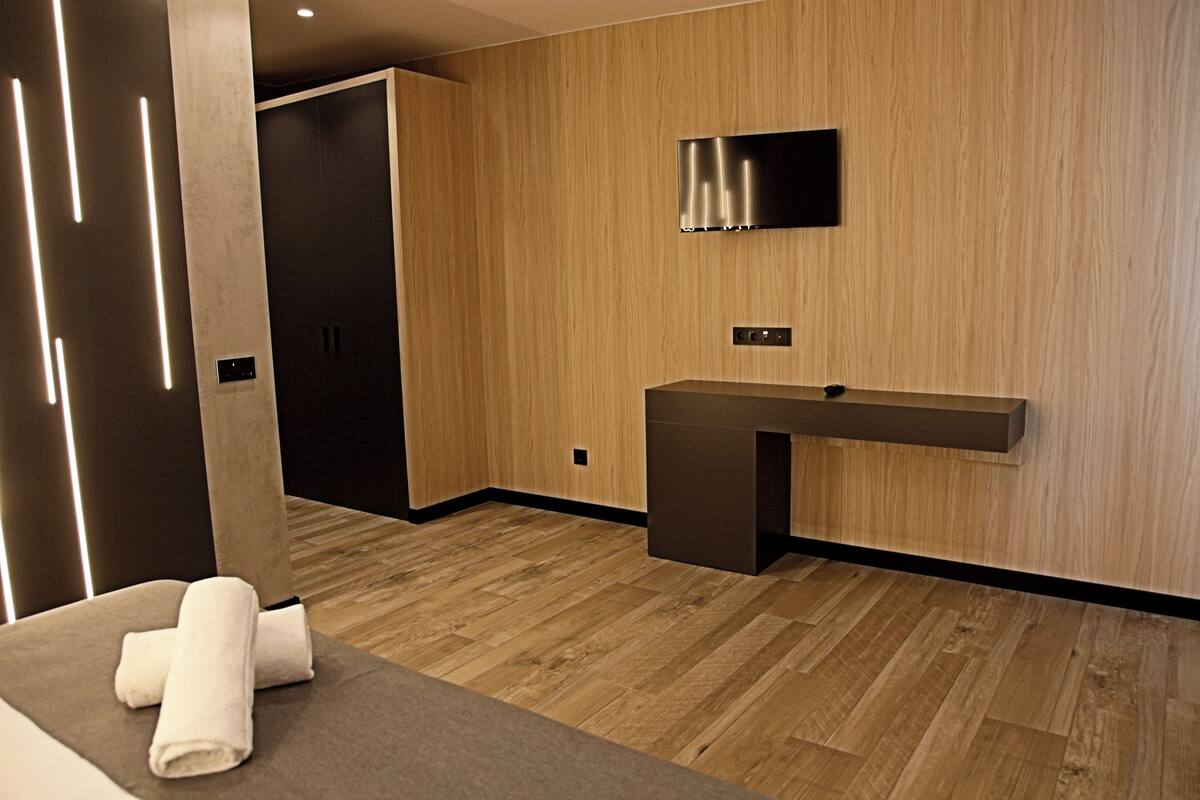 1 bedroom, Select Comfort beds, desk, laptop workspace