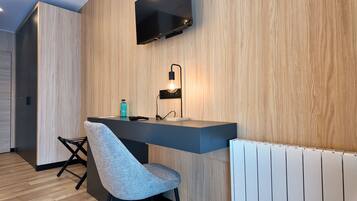 Luxe tweepersoonskamer | Select Comfort-bedden, een bureau, een laptopwerkplek