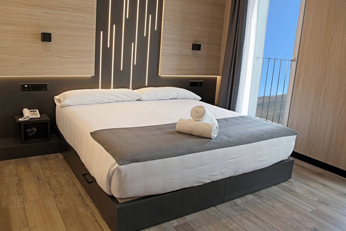 1 bedroom, Select Comfort beds, desk, laptop workspace