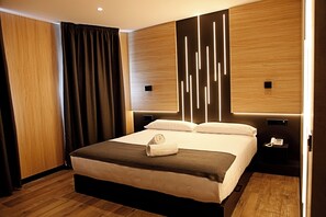 1 bedroom, Select Comfort beds, desk, laptop workspace