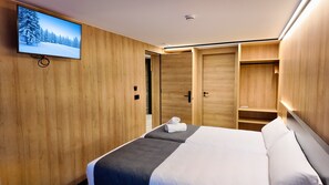 Dobbeltrom – deluxe, byutsikt | Sengetøy av topp kvalitet, memory foam-senger og skrivebord