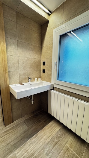 Kahden hengen deluxe-huone, kaupunkinäköala | Kylpyhuone | Suihku, ilmaiset hygieniatuotteet, hiustenkuivaaja, pyyhkeet