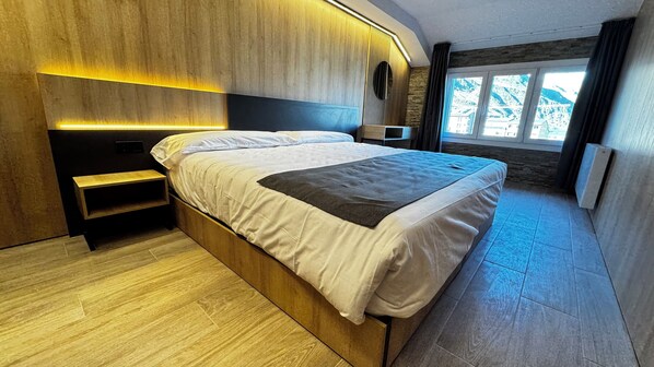 Kahden hengen deluxe-huone, kaupunkinäköala | Ylelliset vuodevaatteet, memory foam -patjalliset sängyt, työpöytä