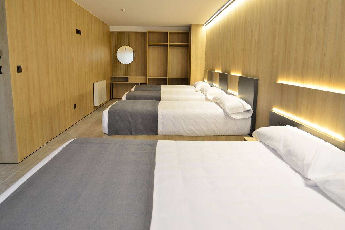 Perhehuone | Ylelliset vuodevaatteet, memory foam -patjalliset sängyt, työpöytä