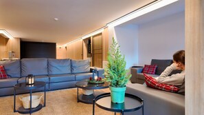 32-inch flat-screen TV with cable channels - Hotel Catanies (Pas de la Casa)