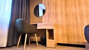 Habitación Deluxe doble, vistas a la ciudad | Ropa de cama de alta calidad, colchones viscoelásticos, escritorio