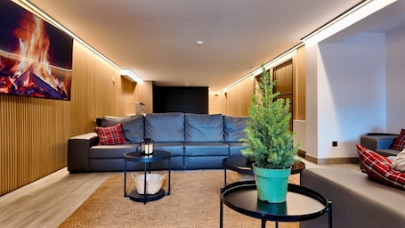 32-inch flat-screen TV with cable channels. Hotel Catanies