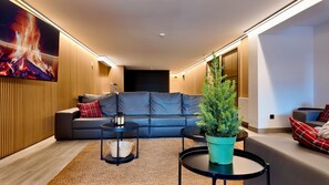 32-inch flat-screen TV with cable channels - Hotel Catanies (Pas de la Casa)