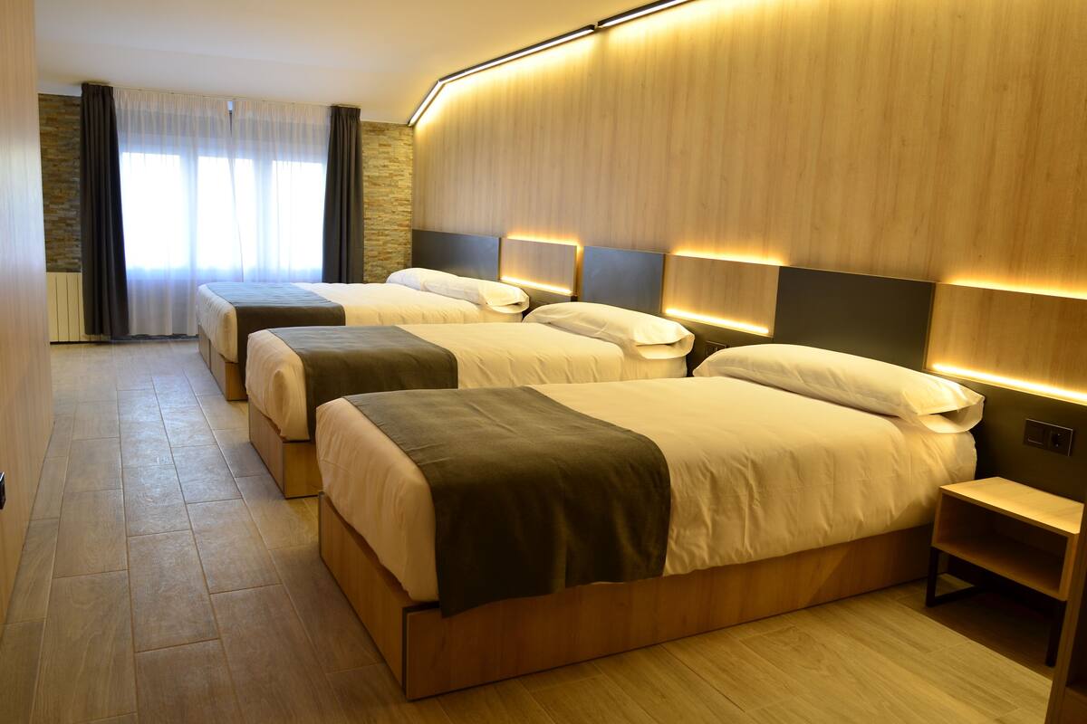 Kolmen hengen luksushuone | Ylelliset vuodevaatteet, memory foam -patjalliset sängyt, työpöytä