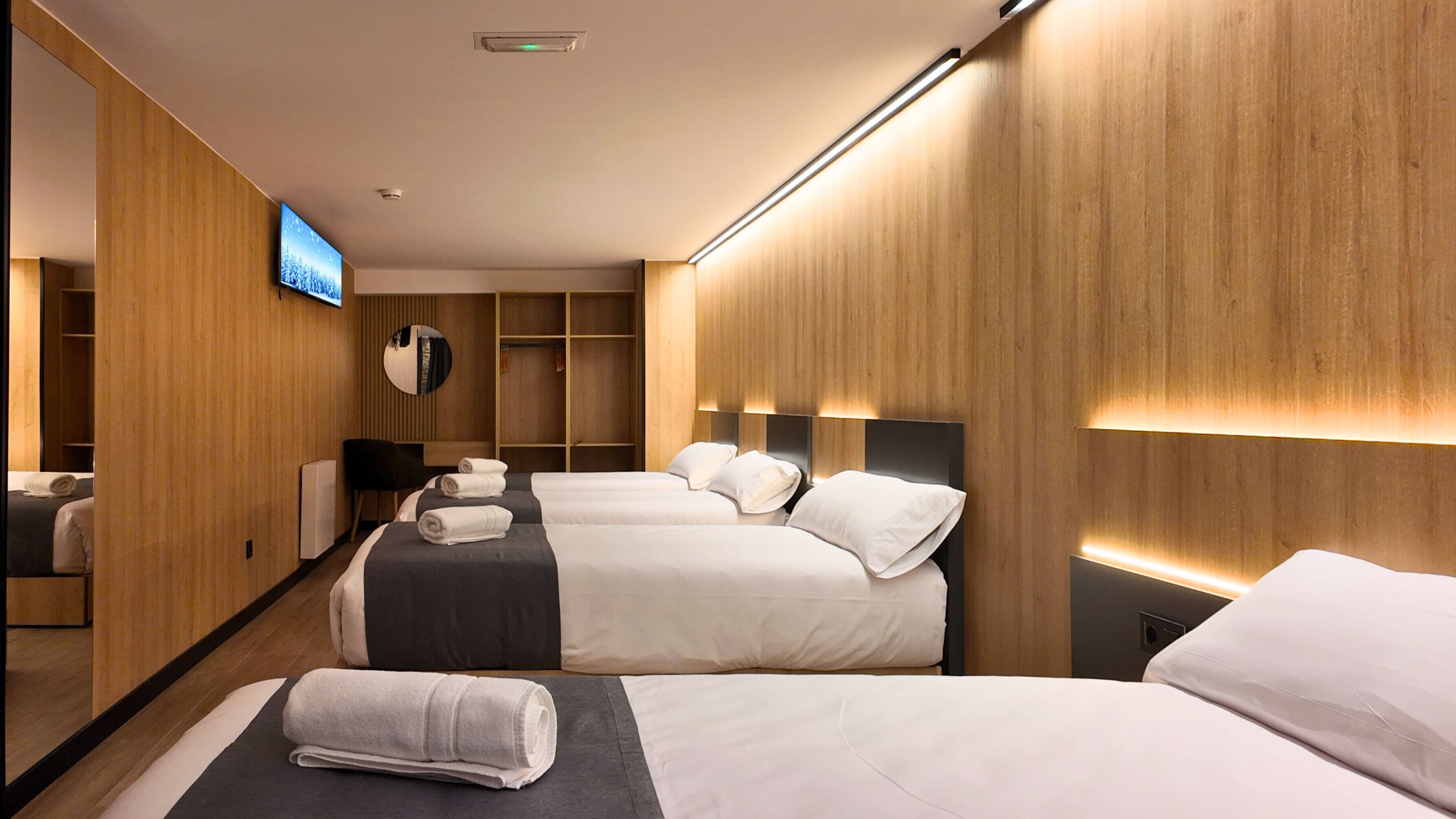 Familienzimmer | Hochwertige Bettwaren, Betten mit Memory-Foam-Matratzen, Schreibtisch